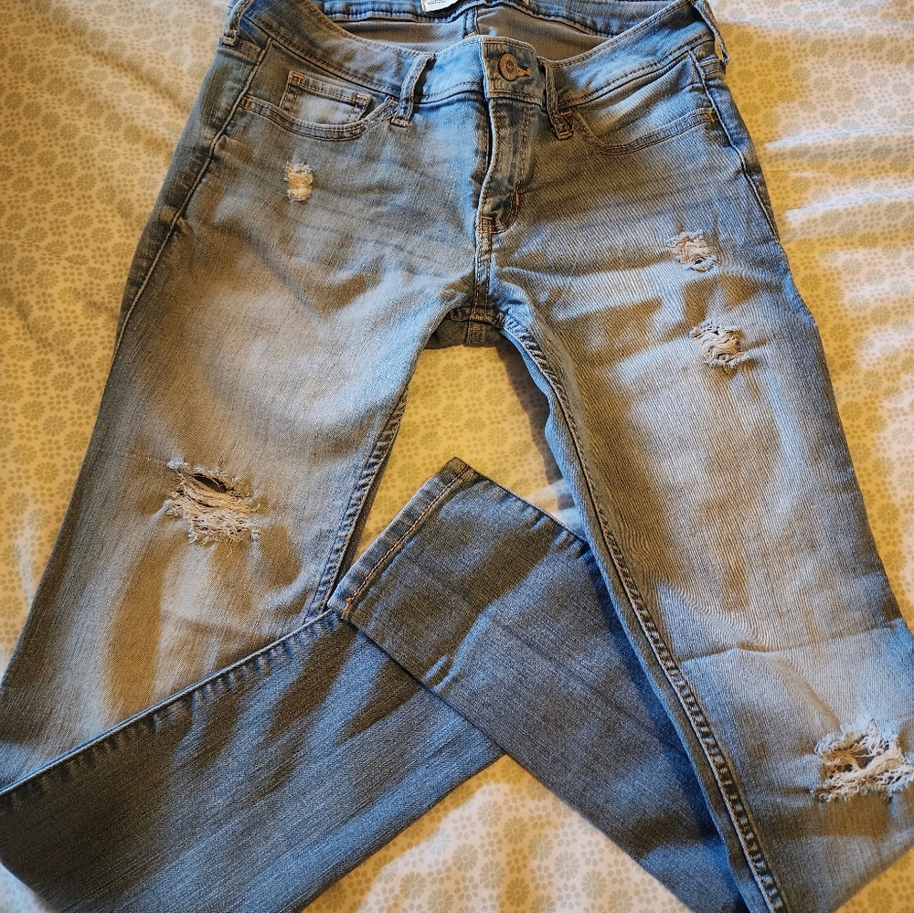 Ladies skinny jeans.  Size 3s (w26...L29)stretchable.   Perfect condition $18